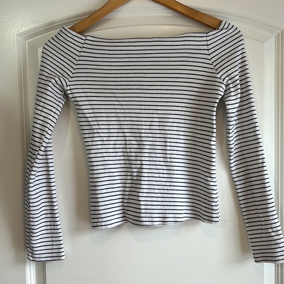 🌼 2/$20 Oak + Fort Off the Shoulder Crop Shirt - Picture 4 of 5